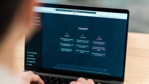 اقرأ عن مقهوم التشات جي بي تي، ودوره الفعلي في زيادة الإنتاجية، مسلطين الضوء على مصطلح هندسة الأوامر في إدارة عمل التشات جي بي تي - It is noteworthy that the use of ChatGPT has reduced disparities among teams, and it may be more beneficial for less skilled writers