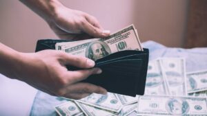 نتناول في هذا المقال مسألة وجوب الزكاة في مال المتوفى في الشريعة الإسلامية بين جوازها وجوابها، وكيفية إخراجها - This article addresses the obligation of Zakat on al-mal of the deceased in Islamic law, its permissibility and answers, how it should be disbursed, and concludes with the most common questions on this topic.