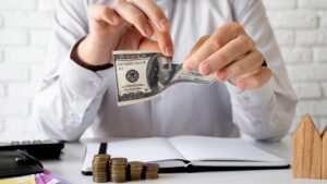 وفي هذا المقال، نناقش جانب مهم من جوانب الزكاة وهو تقسيط مال الزكاة في الإسلام. والأحكام المتعلقة بطرق إخراجها - This article discusses an important aspect of zakat: the Installments payments of Zakat al-Mal in Islam, and the rulings