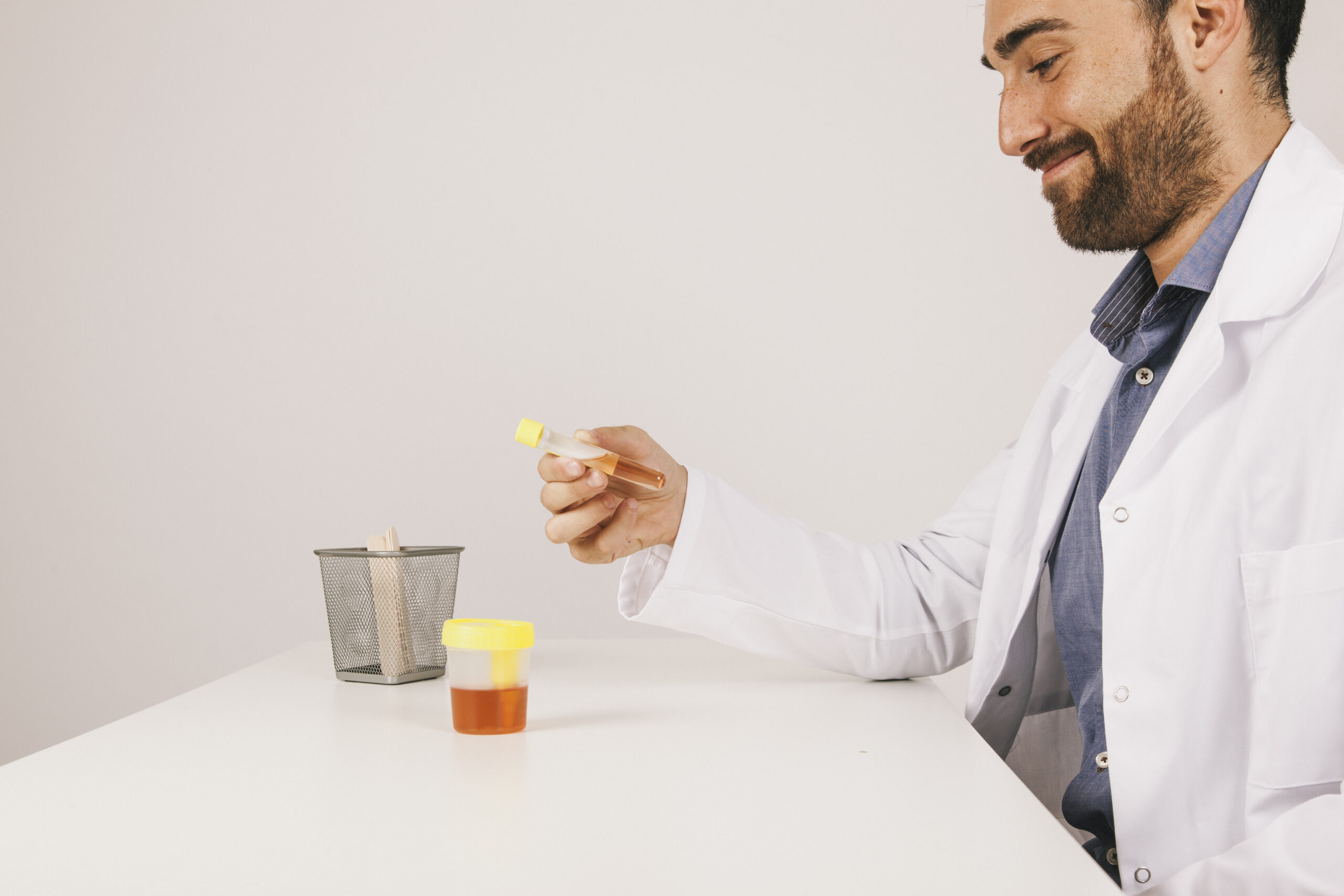 فهم الساعة البيولوجية: دليل شامل للصحة والنشاط اليومي 2 smiley doctor with urine test his desk scaled