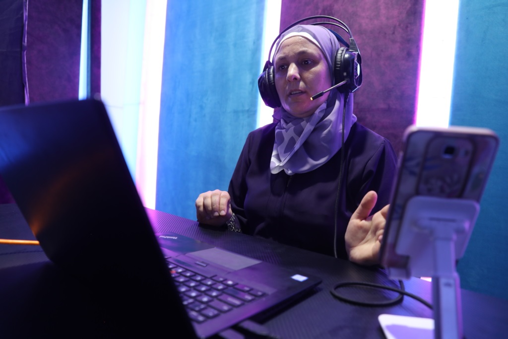 العمل عن بعد فرصة حياة جديدة للنازحين المتضررين 5 العمل عن بعد فرصة تُعيد بناء الحياة حيث يُمكن للشباب في المناطق المتضررة أن يُحقّق دخلاً من أي مكان يتواجد فيه