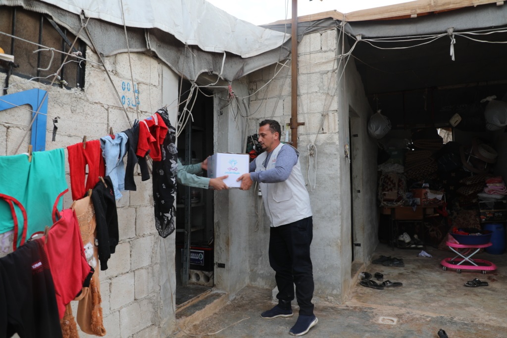 فضل إطعام الطعام في رمضان عظيم في الدنيا والآخرة، يباعد عن النار ويقرّب من الجنة وجاء ذلك في أحاديث نبوية وآيات قرآنية تحثّ على هذه الصدقة العظيمة 