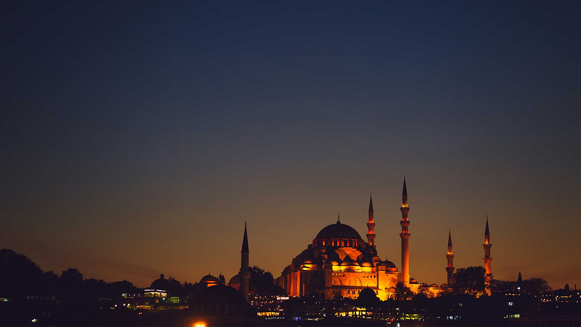 أحاديث ليلة القدر كثيرة تثبتُ فضلها ومكانتها فمن شد مئزره وقام ليله ودعا دعائه بقلب منيب خاشع غفر له ما تقدم من ذنبه - Learn authentic Laylatul Qadr hadiths. Learn the best dua, sahih hadiths and how to seek this blessed night