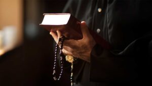 فضل هذه الليلة المباركة عظيم والأعمال المستحبة فيها تشمل، الصلاة وقيام الليل وقراءة القرآن والذكر والدعاء، الصدقة، تعرف على أعمال ليلة القدر وفضلها