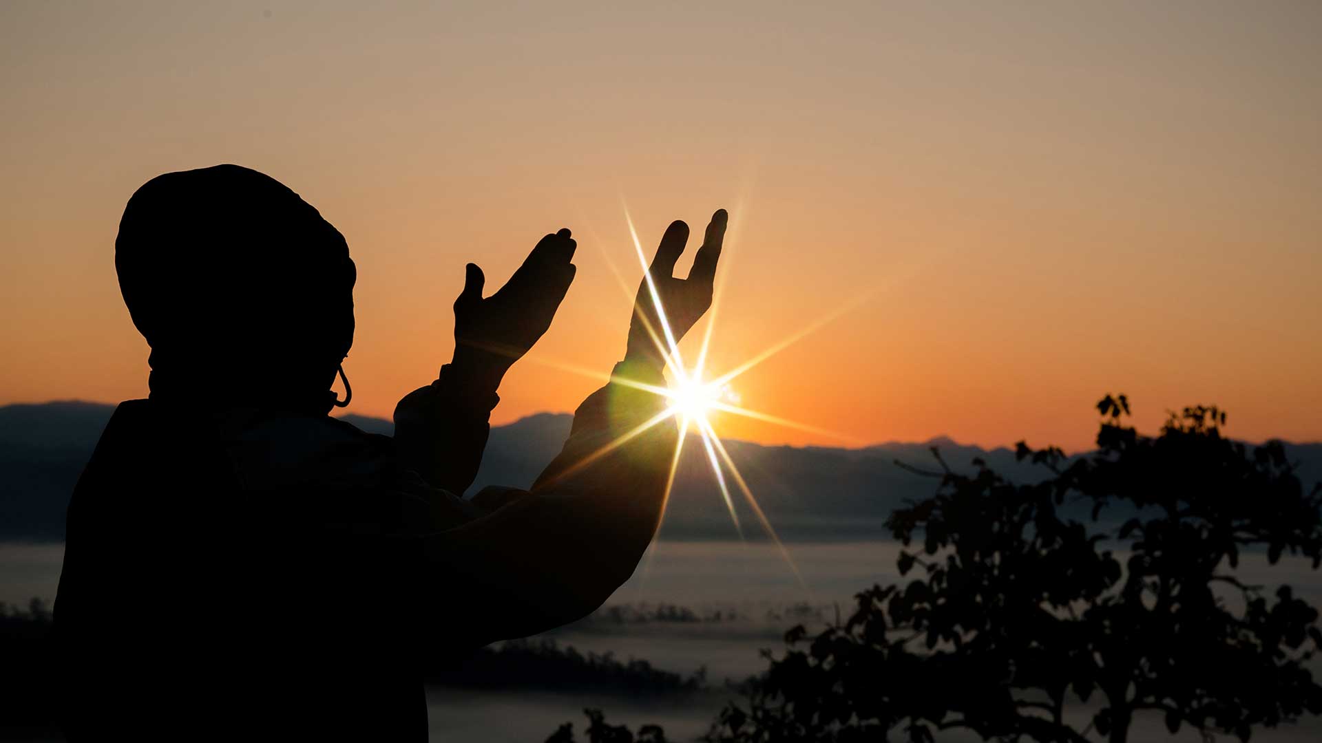 ما كيفية صلاة التهجد وعدد ركعاتها في رمضان وأفضل أوقاتها، مع أدعية التهجد التي تقربك من الله في ليالي الشهر المبارك، والفرق بين التهجد وقيام الليل - Learn how to pray Tahajjud, its benefits, and powerful Tahajjud duas in Ramadan. Strengthen your connection with Allah through this blessed night prayer.