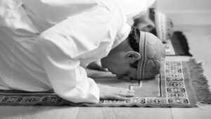 صلاة التراويح من أهم العبادات في رمضان، يغتنمها المسلمون لنيل الأجر والمغفرة، تعرف على فضلها وعدد ركعات صلاة التراويح وأهم أحكامها في هذا المقال الشامل - Learn how to pray Taraweeh, its significance in hadith, the number of rakaat, Taraweeh prayer time, and powerful duas to enhance your Ramadan worship.