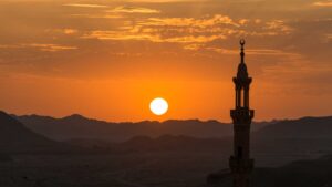 تعرف على كيفية قيام ليلة القدر وإمكانية إحيائها في المنزل، مع مراتب القيام وأفضل الأدعية المستحبة، لتكون من الفائزين ببركات هذه الليلة العظيمة